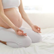 kobieta w ciąży z odsłoniętym brzuchem podczas relaksu