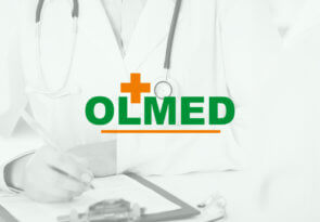 biało czarne zdjęcie lekarza ze stetoskopem na szyi z logotypem OLMED