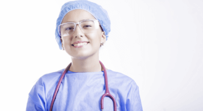 lekarz kobieta w jasno niebieskim stroju chirurgicznym z różowym stetoskopem na szyi